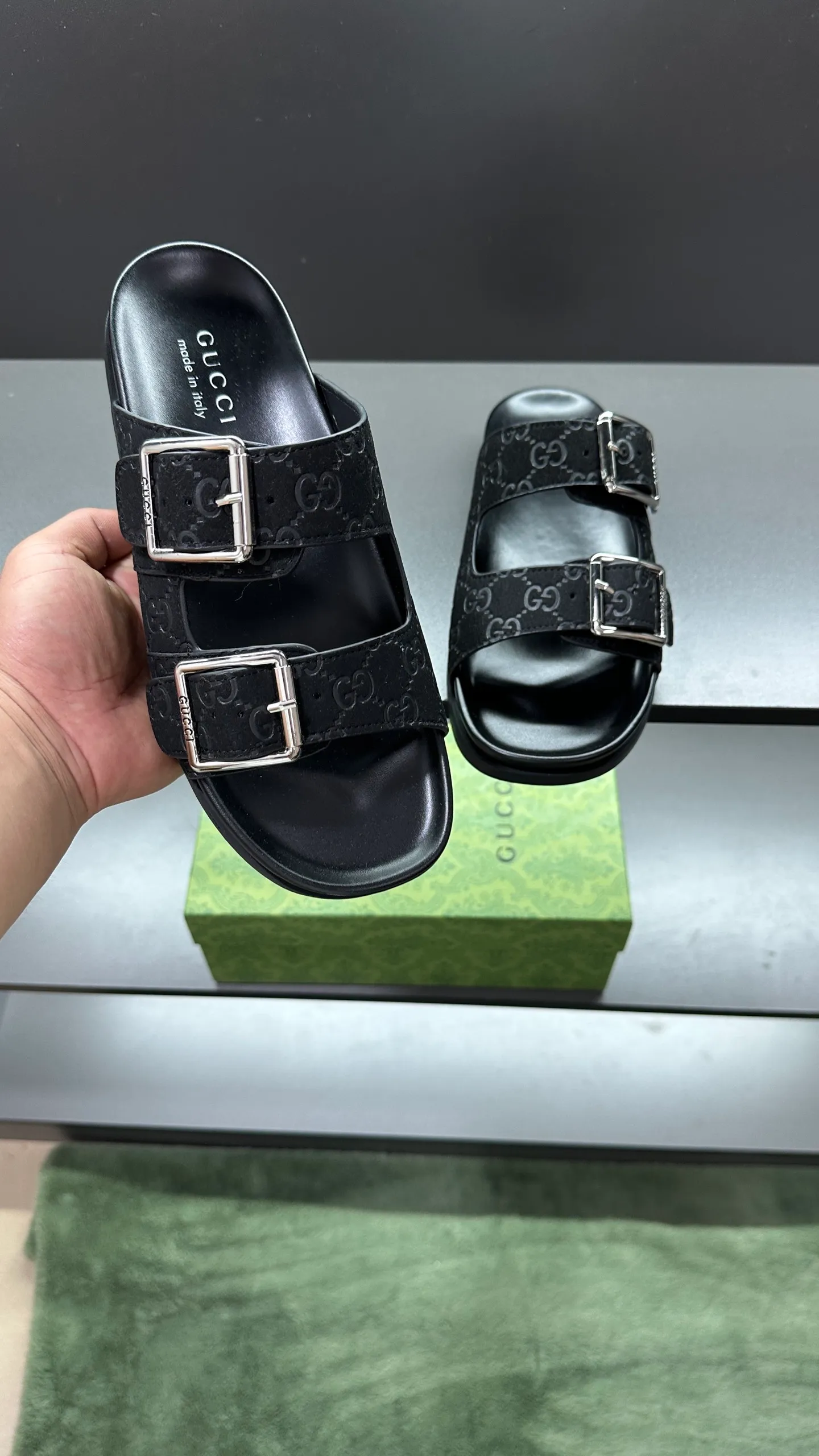 [G Home New Style] P: 320💰Men's size 39~45, (46. Customized) This slipper is made of GG polyester fiber and is decorated with a Gucci label on the front, which adds a striking logo feel to the style. "Gucci Made in Italy" stamped label Rubber sole Flat Made in Italy